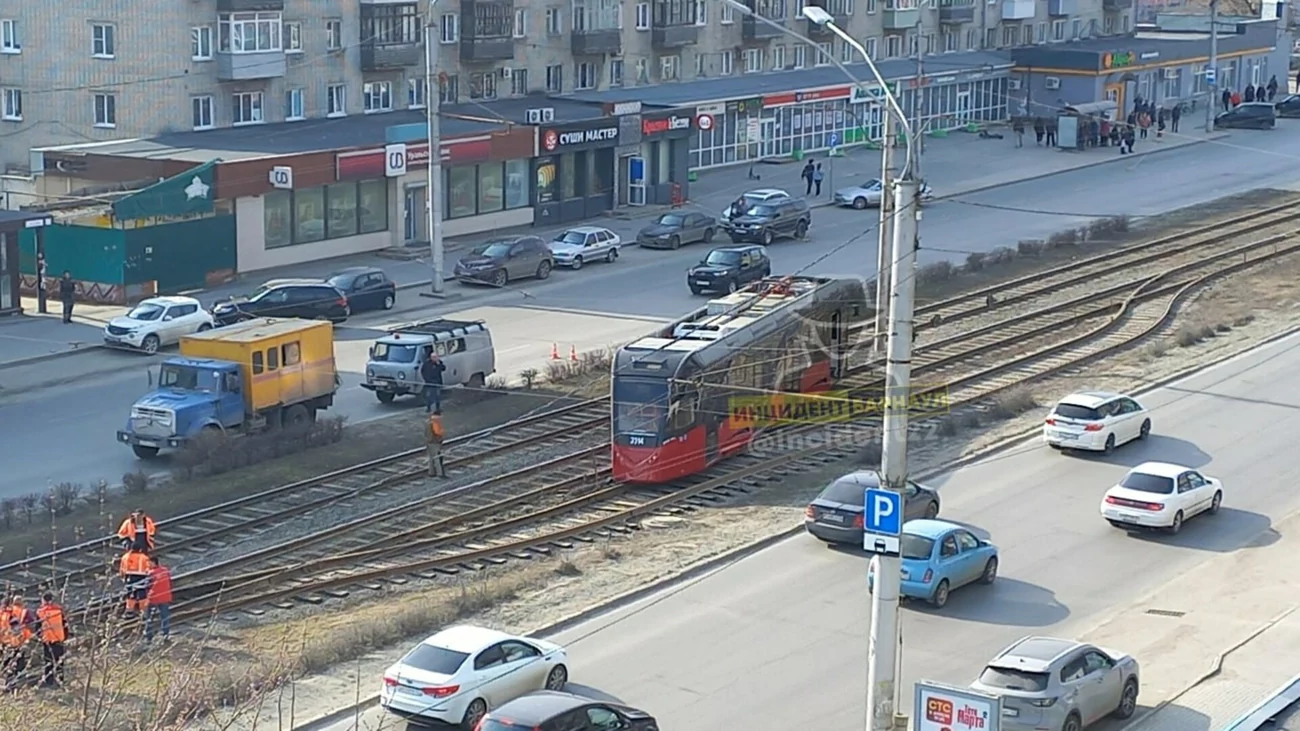 Движение трамваев изменили в центре Барнаула из-за схода вагона у Нового  рынка