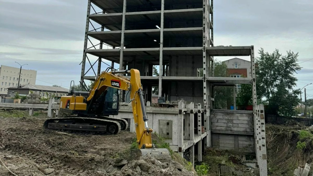 Заброшенное здание в центре Барнаула на Ленина начали достраивать