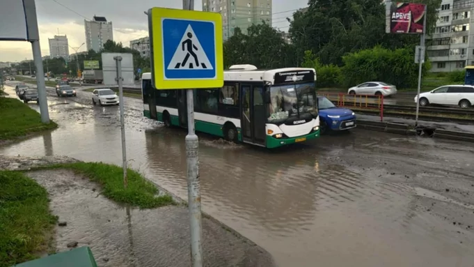 Затопленная улица Попова / Фото: пресс-служба мэрии