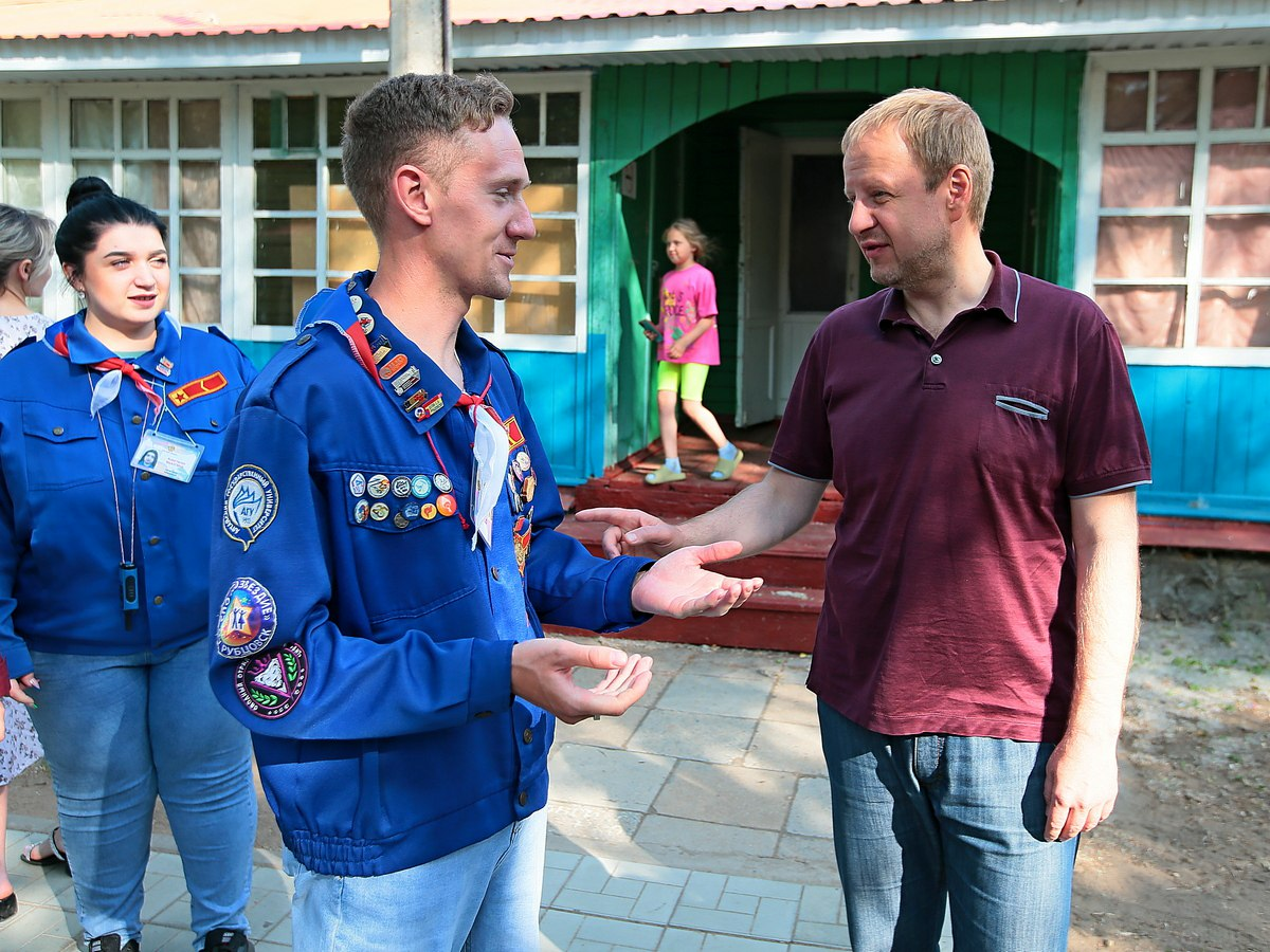 Томенко посетил детский лагерь в Егорьевском районе, где бушует лесной пожар