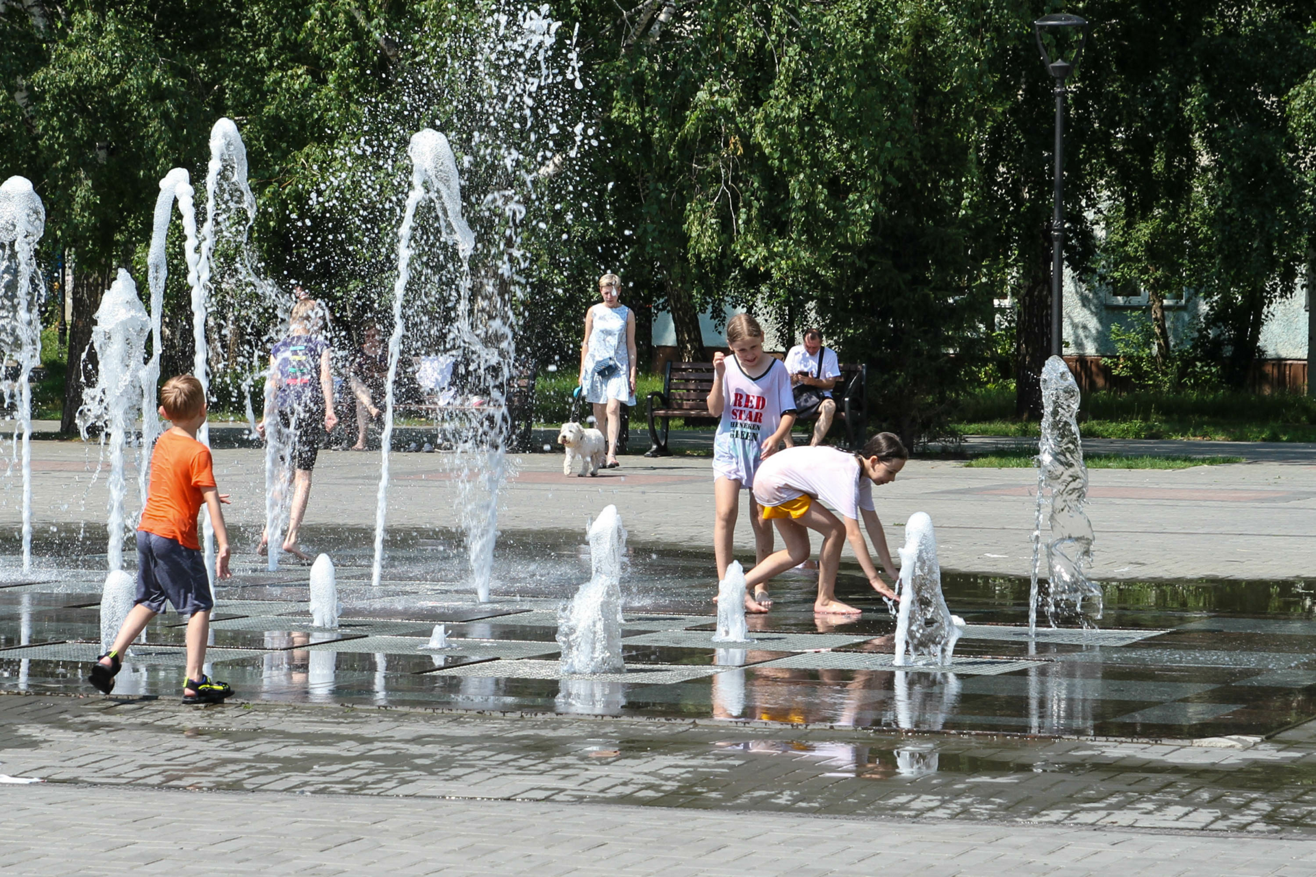 Испепеляющая жара. Лето в городе. Жаркий день. Жара в городе. Лето жара.