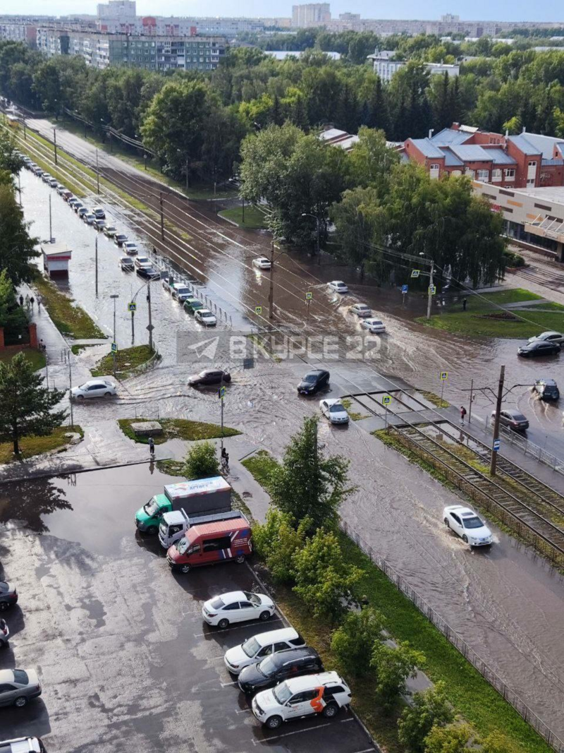 Затопленные улицы и упавшие деревья. Последствия мощного ливня в Барнауле