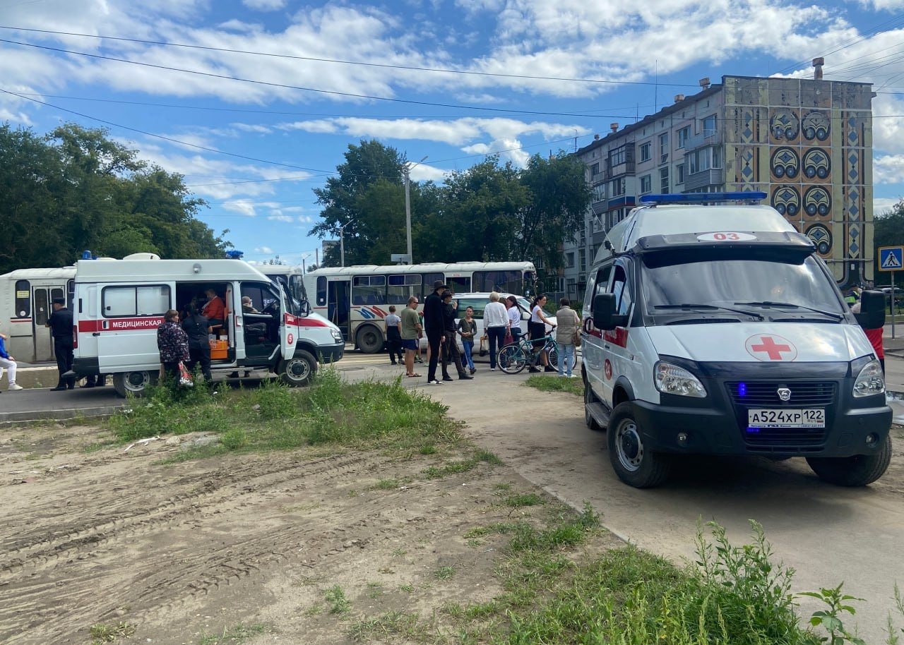 В Бийске самосвал влетел в автобус с пассажирами. Пять человек пострадали