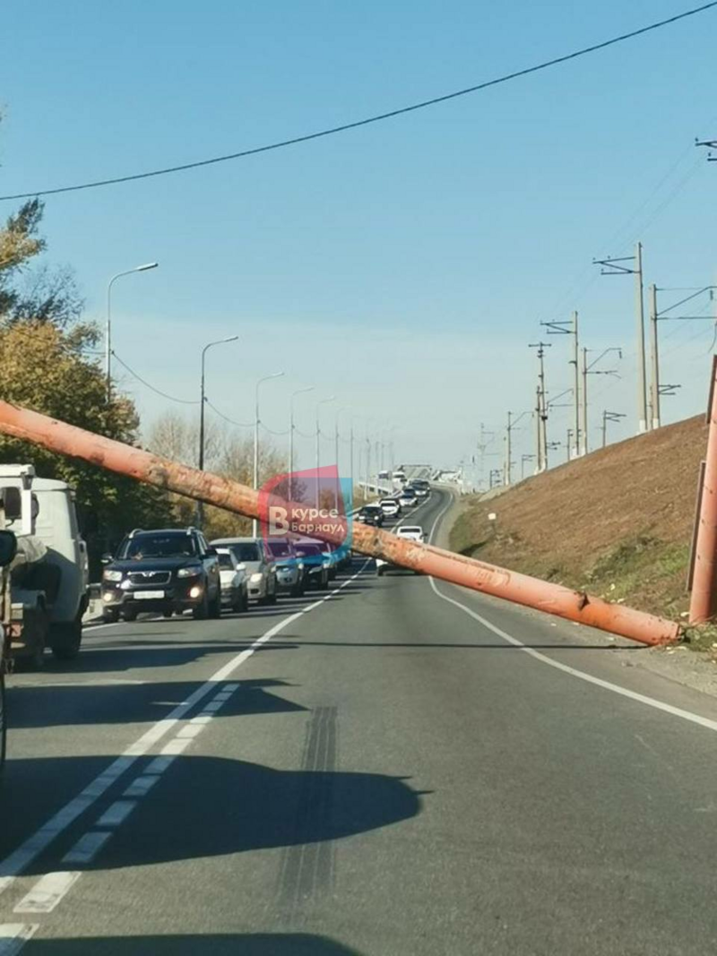 Все-таки добили. На Старом мосту в Барнауле снесли ограничитель