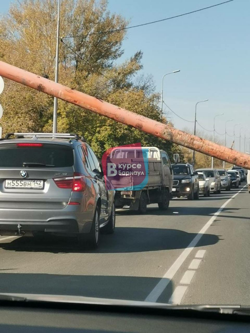 Все-таки добили. На Старом мосту в Барнауле снесли ограничитель