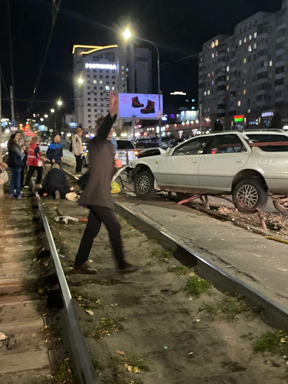 Пьяный водитель сбил девушку на трамвайной остановке в центре Барнаула