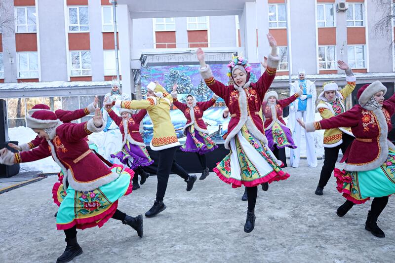 В вихре танца: в СевГУ состоялся традиционный студенческий бал. ФОТО