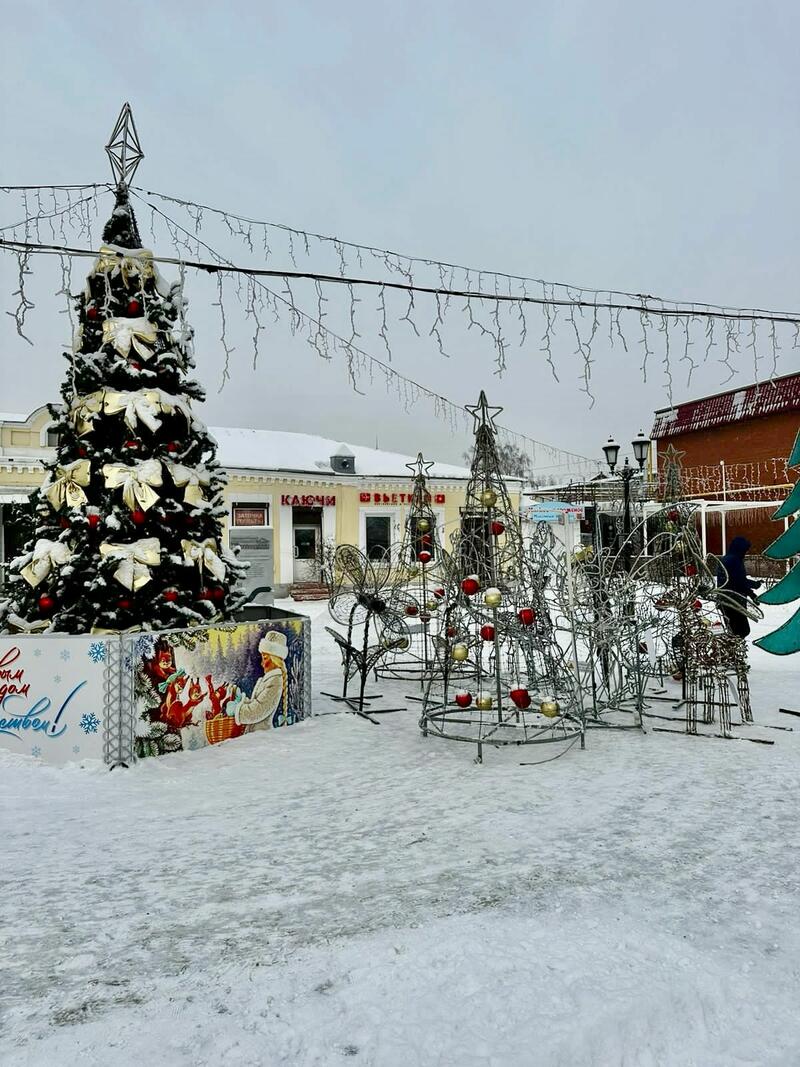 В Барнауле начали разбирать последний новогодний городок на Мало-Тобольской