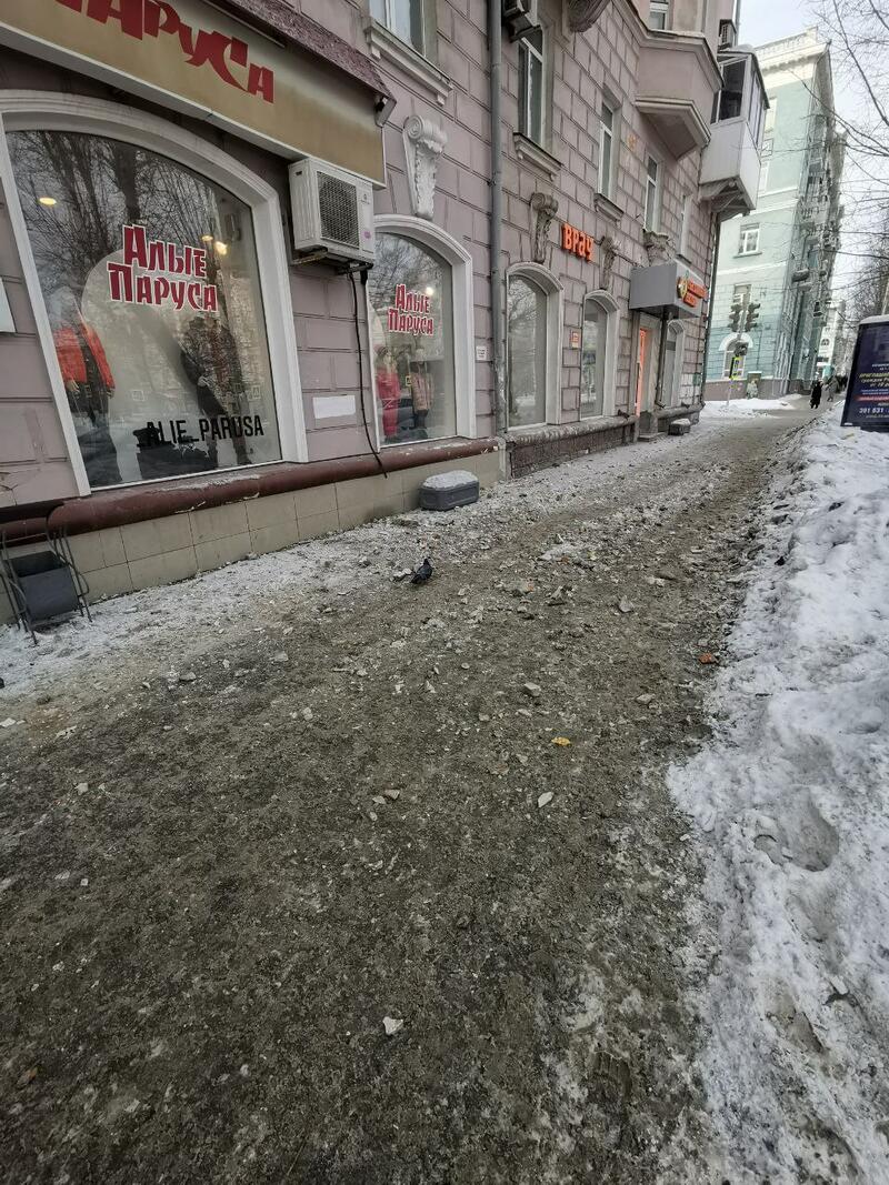 Кусок фасада рухнул с дома в центре Барнаула