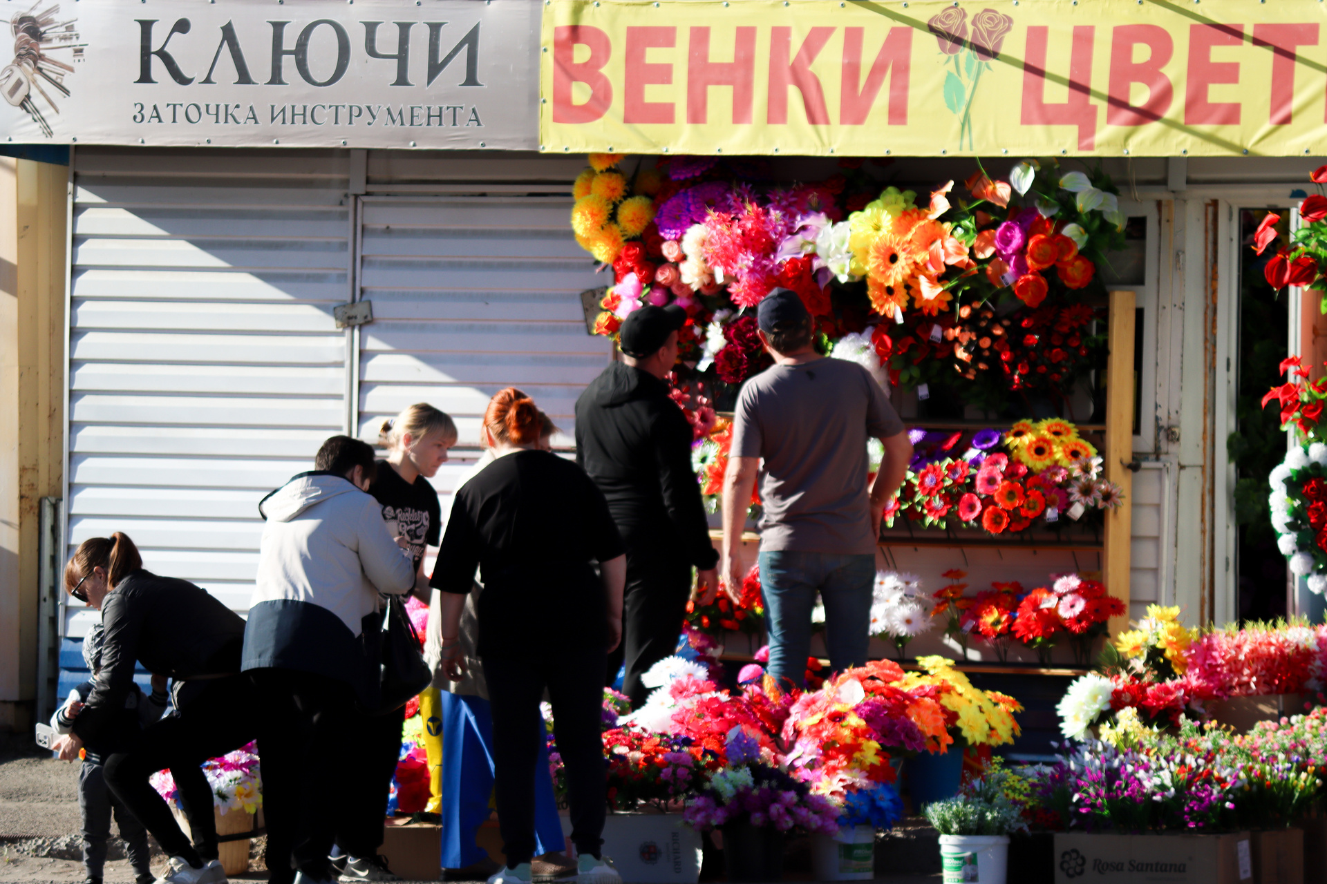 Барнаульцы с раннего утра массово поехали на кладбища в Родительский день.  Фото