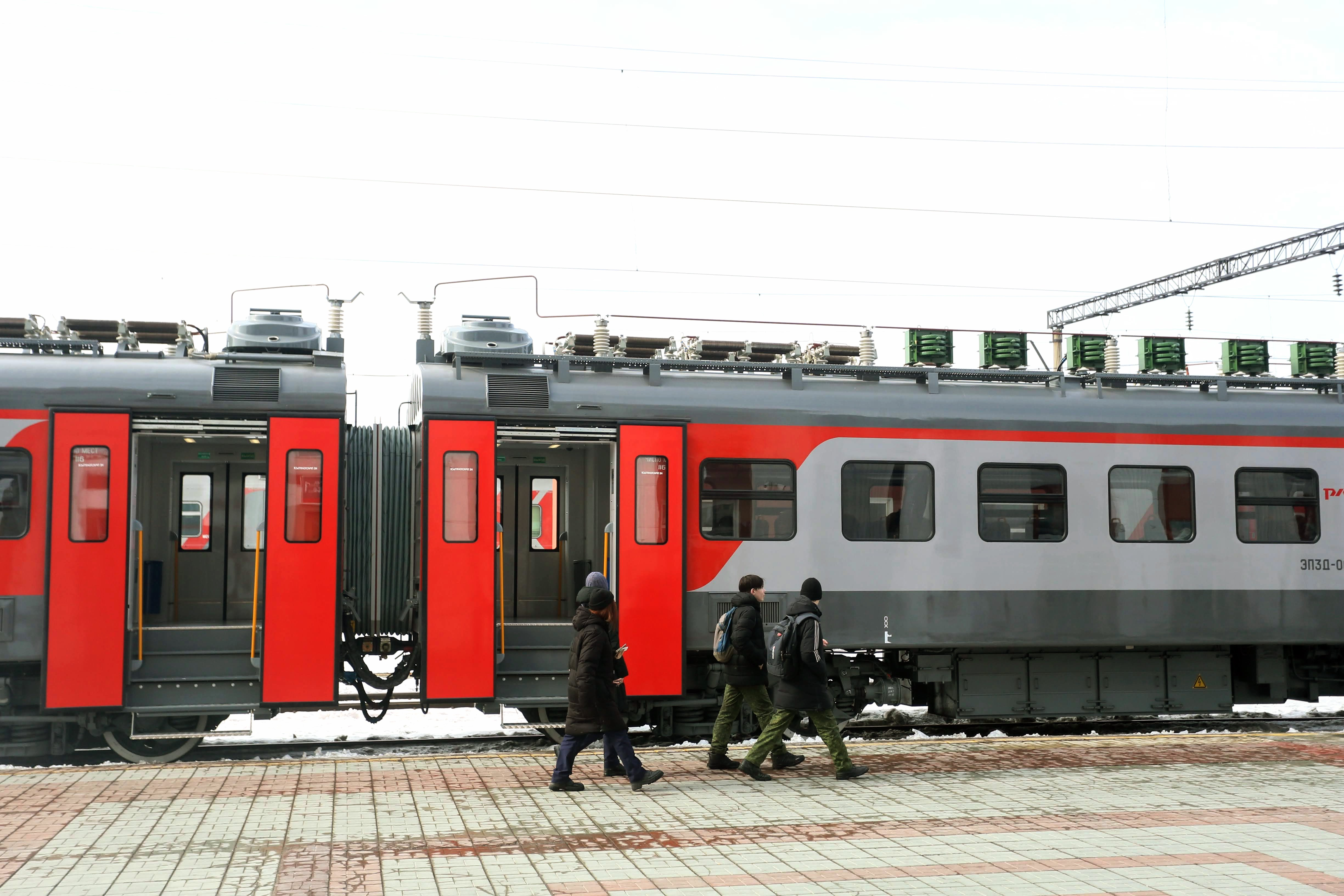 Электричка матвеевка черепаново. Новая электричка в Барнауле. Вагон поезда. Как выглядит поезд. Красный вагон.