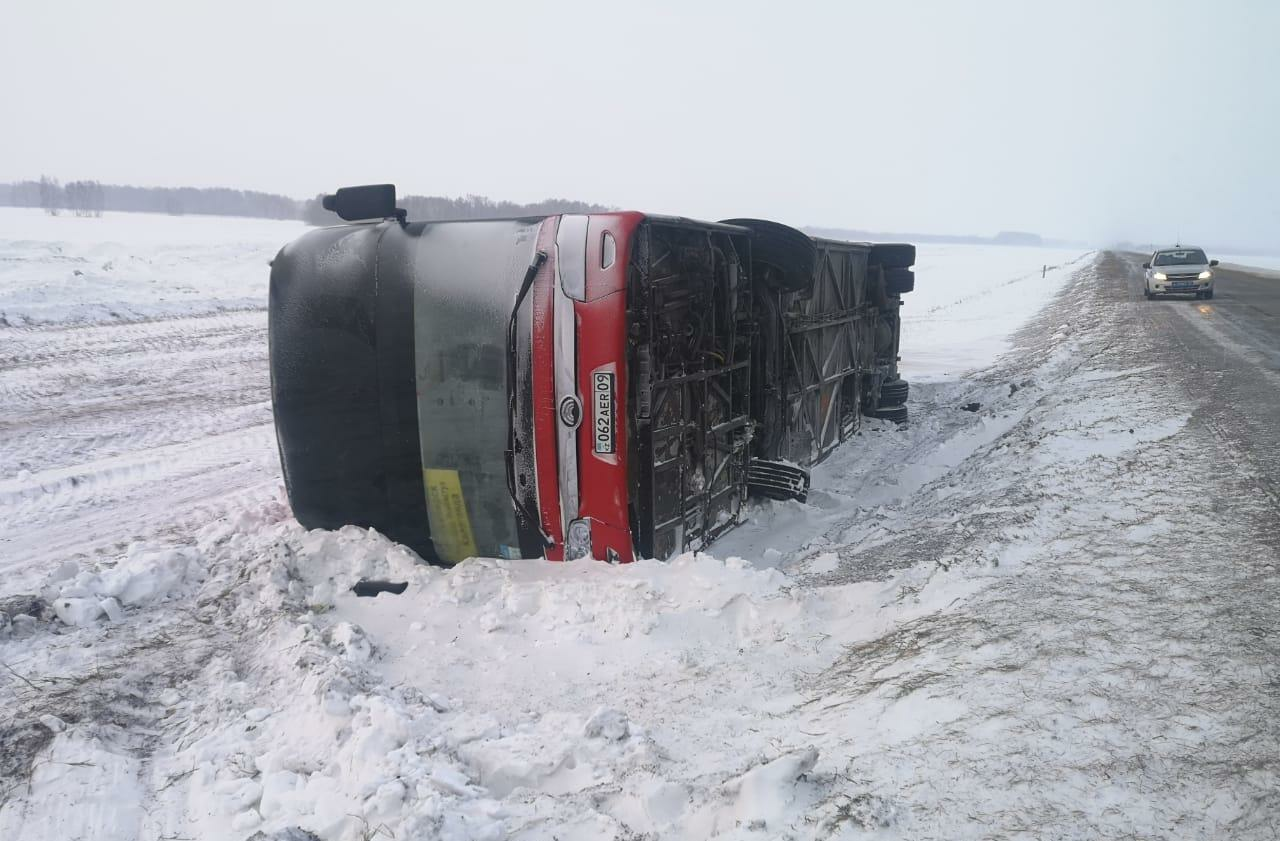 Во сне перевернулся автобус