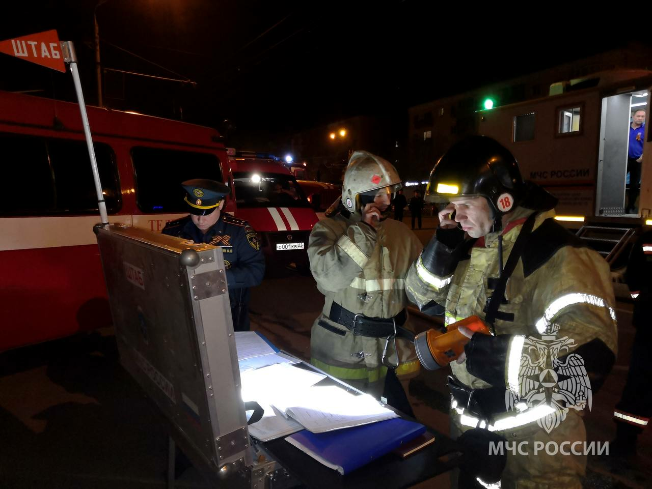 В Барнауле потушили пожар в ТЦ 