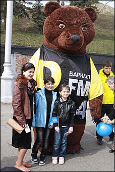 1 май 2012 г., Барнаул   Танцы с медведем. Радиостанция «DFM» в Барнауле отпраздновала свой день рождения