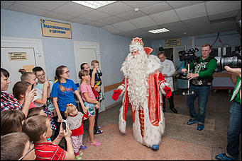 1 декабрь 2016 г., Барнаул © Амител Вячеслав Мельников   Надежда на волшебство. Как Дед Мороз поздравлял детей в отделении онкологии