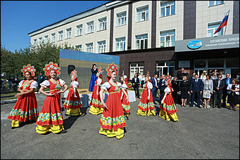 6 сентября 2017 г., Барнаул. Екатерина Смолихина   Дающий знания: памятник "Народному просветителю" открыли в Барнауле