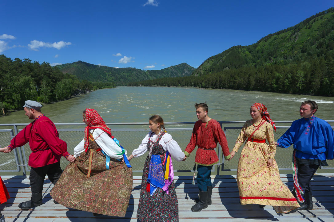 Праздник на бирюзовой катуни. Бирюзовая Катунь. Бирюзовая Катунь Oktoberfest.