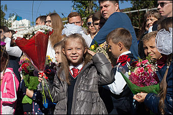 1 сентябрь 2016 г., Барнаул © Амител Вячеслав Мельников   Цветы, банты, улыбки: как проходит День знаний в Барнауле 