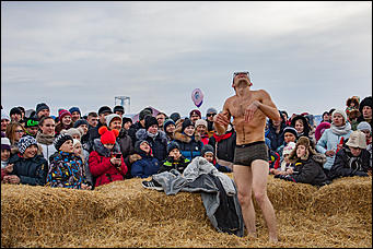 27 февраль 2017 г., Барнаул © Амител Вячеслав Мельников   Главная народная забава на празднике Масленицы 