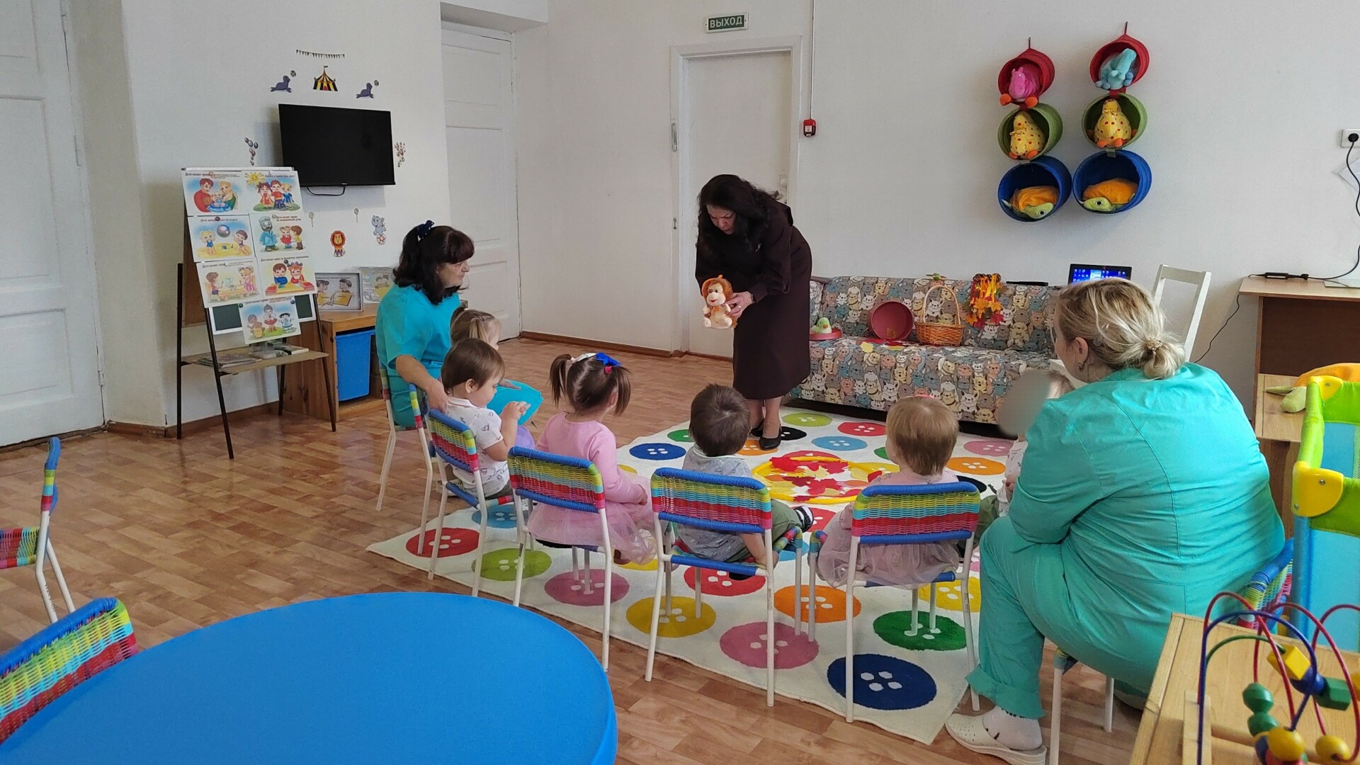 Занятие с детьми в доме ребенка / Фото: amic.ru