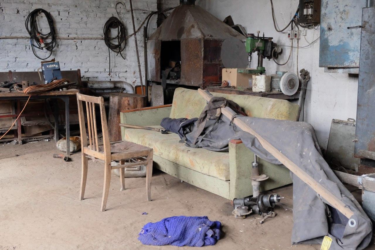 Этим тентом Владимир накрыл труп, чтобы вывезти его на Чарыш / Фото: amic.ru