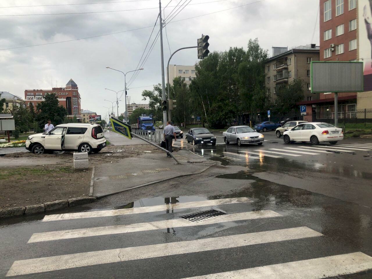 Перекресток комсомольский. ДТП на Комсомольском проспекте Барнаул. ДТП С 18 маршруткой Барнаул.