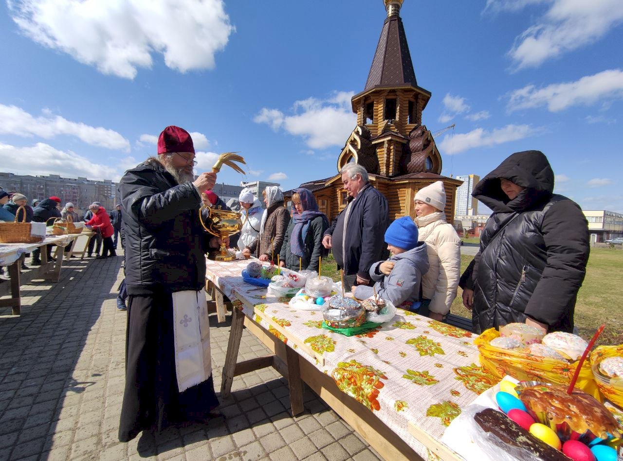 Святить куличи