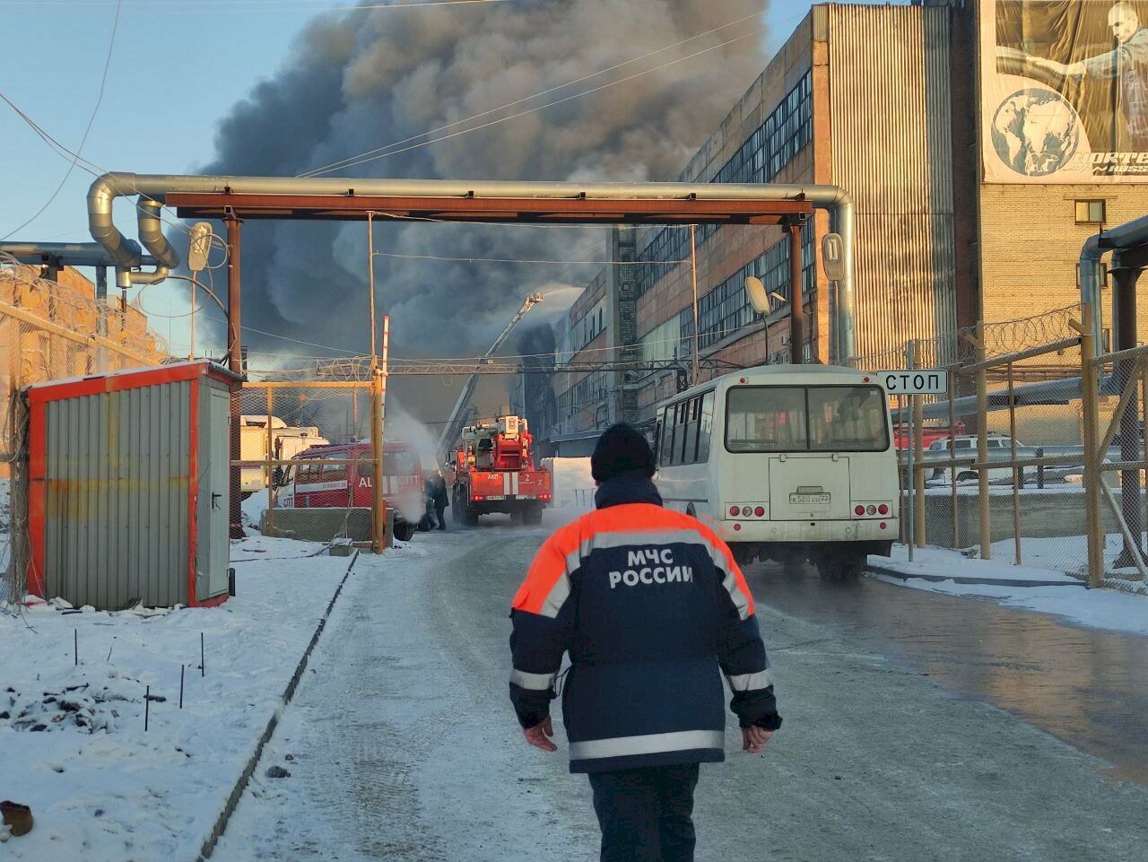 Пожар на шинном заводе в Барнауле локализован. Фото и видео