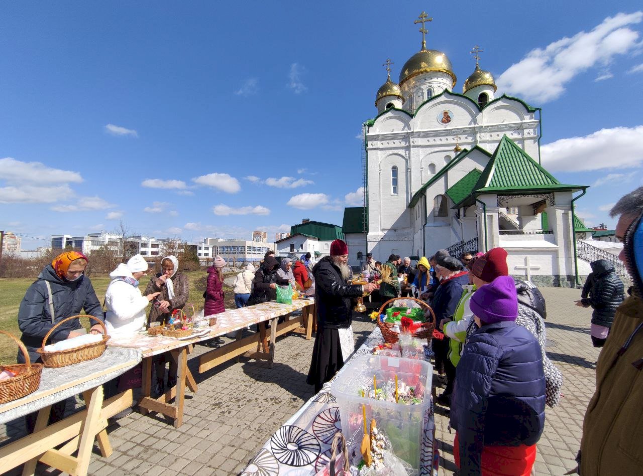 Святить куличи