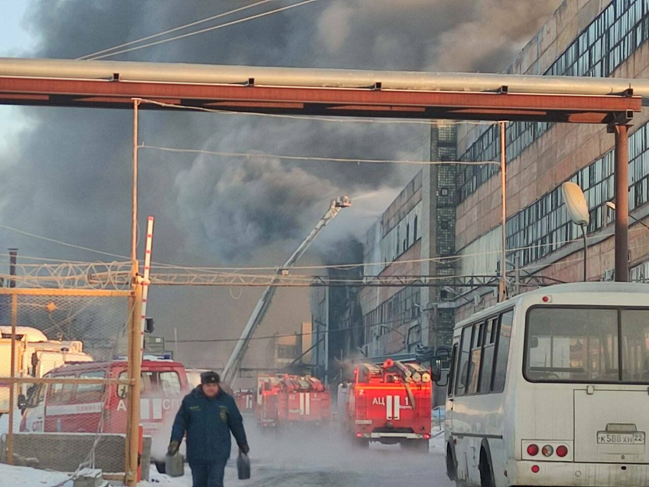 Пожар на шинном заводе в Барнауле локализован. Фото и видео