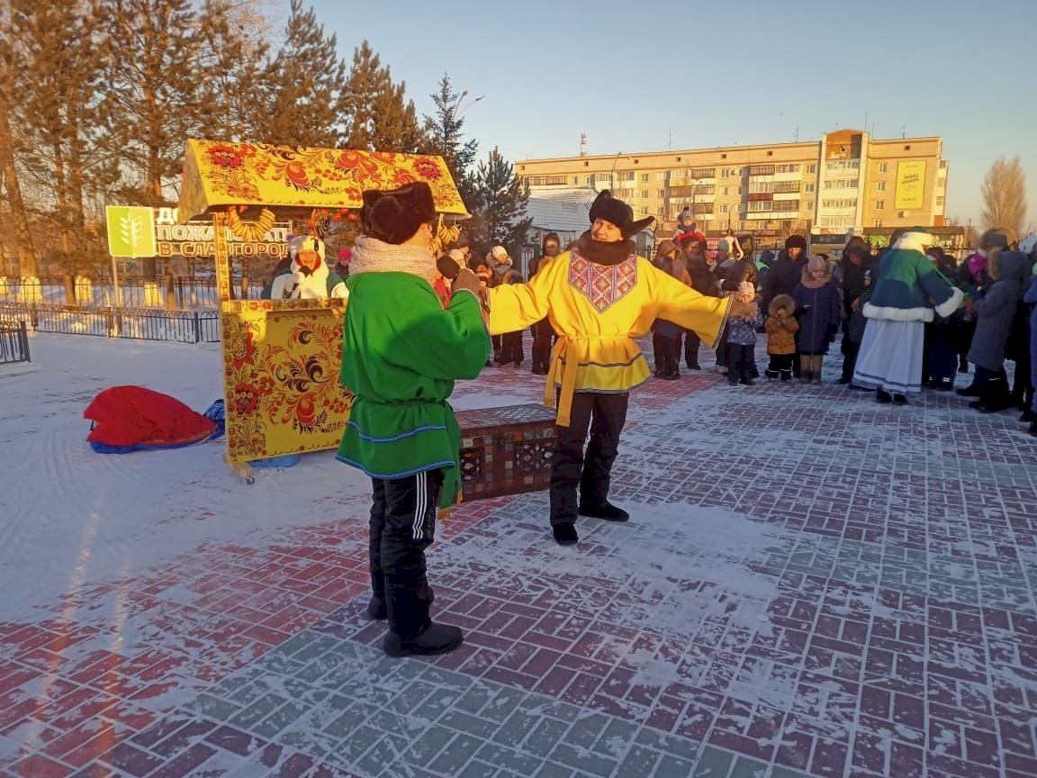 Погода в славгороде на сентябрь. Поезд Деда Мороза в Славгороде. Дед Мороз в Барнауле 2022. Поезд Деда Мороза 2022 Славгород. Дед Мороз в 2022 году в Барнауле.